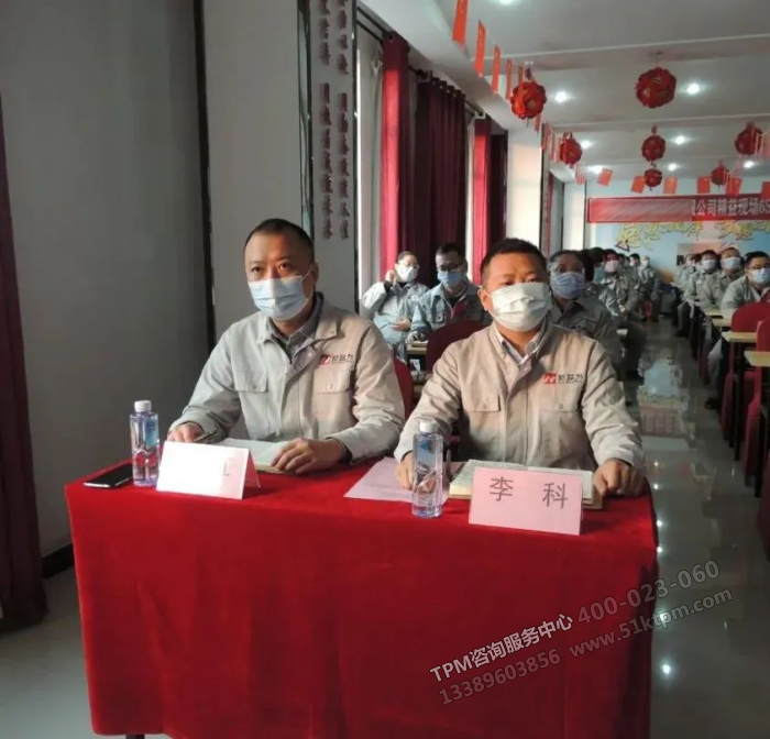 新益為咨詢袁老師（左）、新益為咨詢李老師（右）